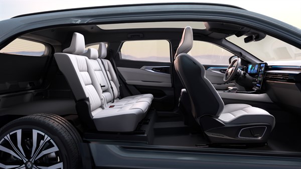 Notranjost vozila Renault Espace s spetimi sedeži v prerezu vozila.