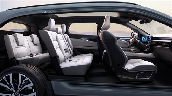 Notranjost vozila Renault Espace s sedmini sedeži v prerezu vozila.