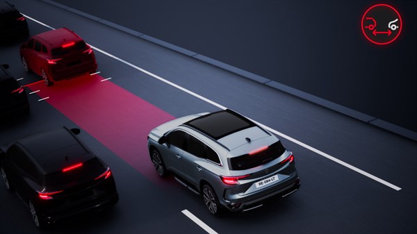Renault Espace vozi po večpasovni cesti, vozilo pred njim je označeno z rdečo barvo, prikazana je grafika varnostnega sistema.