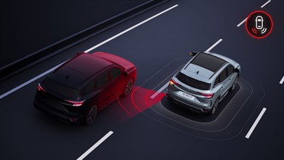 Skica: Renault Espace zaznava vozilo v mrtvem kotu s pomočjo senzorjev in opozarja voznika z vizualnim signalom na zunanjem ogledalu in prikazom rdečega opozorilnega območja.