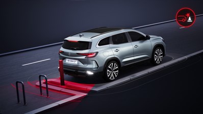 Skica: Renault Espace pri vzvratni vožnji, medtem ko senzorji zaznajo oviro (kovinske stebričke), kar sproži samodejno zaviranje, označeno z rdečimi svetlobnimi valovi.