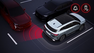 Skica: Renault Espace vzvratno zapušča parkirno mesto, medtem ko senzorji zaznajo vozilo, ki prečka njegovo pot; opozorilo je prikazano z rdečo obarvano cono in opozorilnima ikonama.