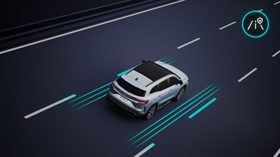 Skica: Renault Espace, ki vozi po srednjem voznem pasu, obdan z modrimi črtami sistema za ohranjanje pasu, z ikono volana, ki označuje aktivni sistem.