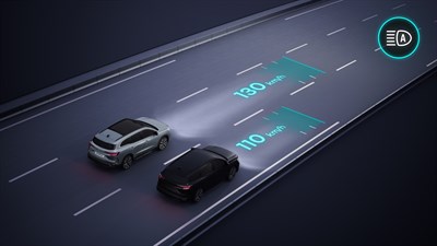 Skica: Renault Espace vozi ponoči po večpasovni cesti, medtem ko LED-žarometi projicirajo prilagojena svetlobna polja na vsak vozni pas, označena z vrednostmi hitrosti.