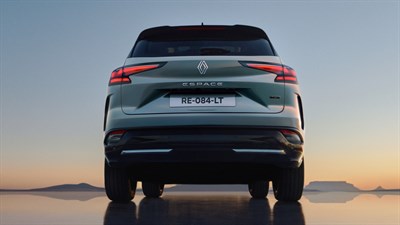 ChatGPT said:
Na sliki je prikazan zadnji del vozila Renault Espace, posnet ob sončnem zahodu na odprtem prostoru, ki se zrcali v vodni ali stekleni površini. 