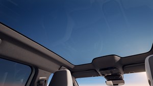 Pogled iz notranjosti Renault Espace na veliko panoramsko stekleno streho.