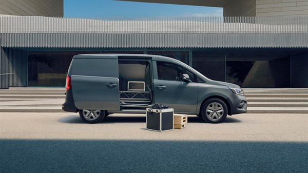 Siv Kangoo Van, parkiran bočno z odprtimi vrati tovornega prostora.