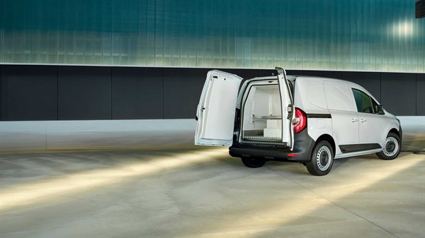 Bel Renault Kangoo Van, od zadaj, z odprtimi zadnjimi vrati.
