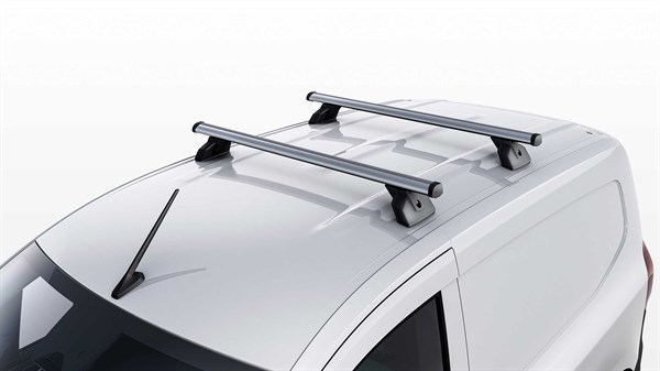 Beli Kangoo Van z aluminijastim strešnim nosilcem. Strešni nosilec omogoča varen prevoz dodatnega tovora na strehi vozila.