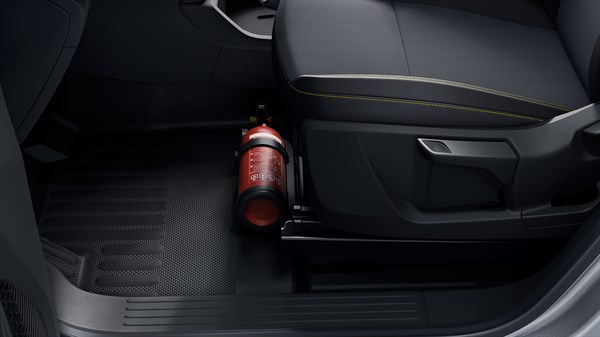 Kangoo Van z gasilnim aparatom, nameščenim pod voznikovim sedežem. Gasilni aparat omogoča hitro uporabo v primeru požara.