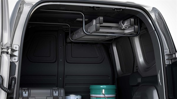 Notranjost Renault Kangoo Van s  praktičnim notranjim nosilcem za prevoz daljših predmetov.