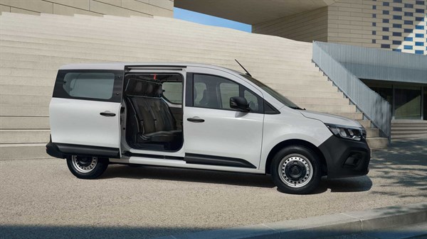Beli Kangoo Van kabina za posadko s pogledom od strani. Vozilo omogoča prevoz potnikov in tovora.
