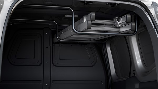 Notranjost Renault Kangoo Van s  praktičnim notranjim nosilcem za prevoz daljših predmetov.
