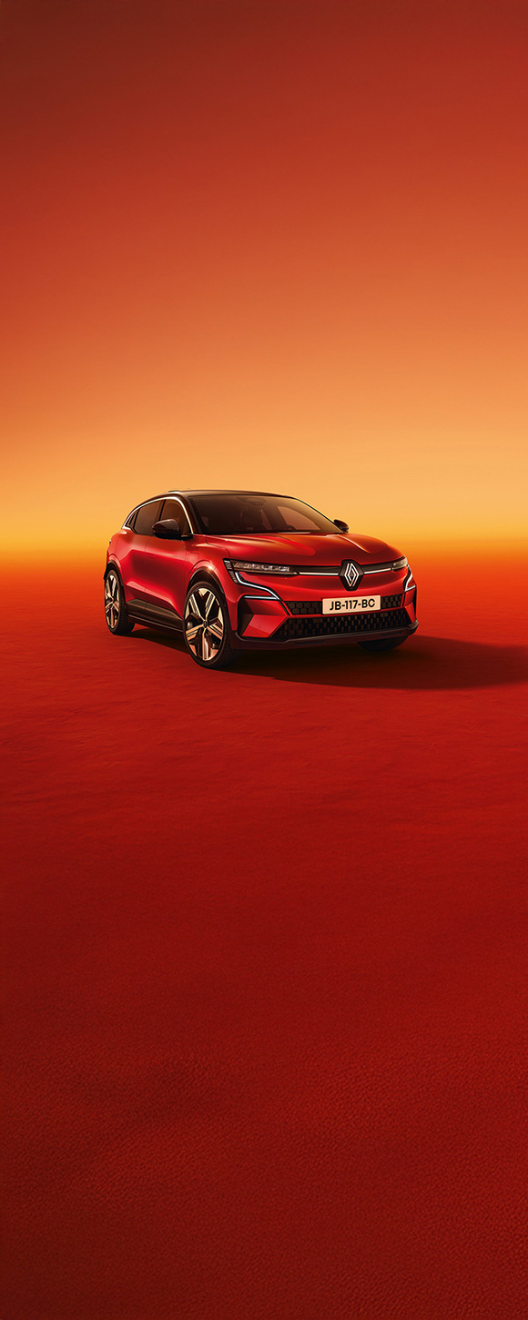 Renault Megane E-Tech, rdeč električni avtomobil, posnet od spredaj pod kotom, na oranžno-rdečem ozadju.