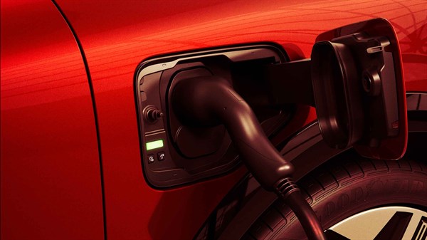 Polnilni priključek električnega vozila Renault z vstavljenim kablom za polnjenje.