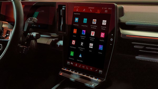 Notranjost vozila Renault Megane E-Tech z osvetljenim volanom, digitalnim prikazovalnikom in velikim navpičnim zaslonom na dotik z navigacijo.