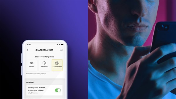 Moški na pametnem telefonu nastavlja urnik polnjenja prek aplikacije Charge Planner, ki omogoča izbiro med takojšnjim, zakasnjenim ali prilagojenim načinom polnjenja.