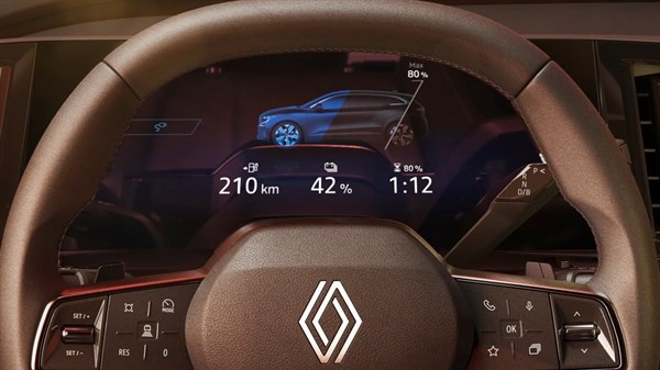 Prikaz digitalnega zaslona za volanom vozila Renault Megane E-Tech 100% Electric z informacijami o dosegu (210 km), napolnjenosti baterije (42 %) in času polnjenja (1:12) ter vizualizacijo vozila med polnjenjem.