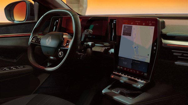 Notranjost Renault vozila z volanom, digitalno armaturno ploščo in navpičnim zaslonom na dotik.