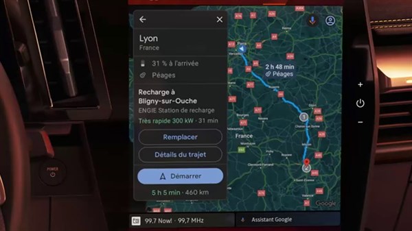 Zaslon navigacijskega sistema Renault prikazuje pot do Lyona z informacijami o polnjenju baterije in postanku na hitri polnilnici.