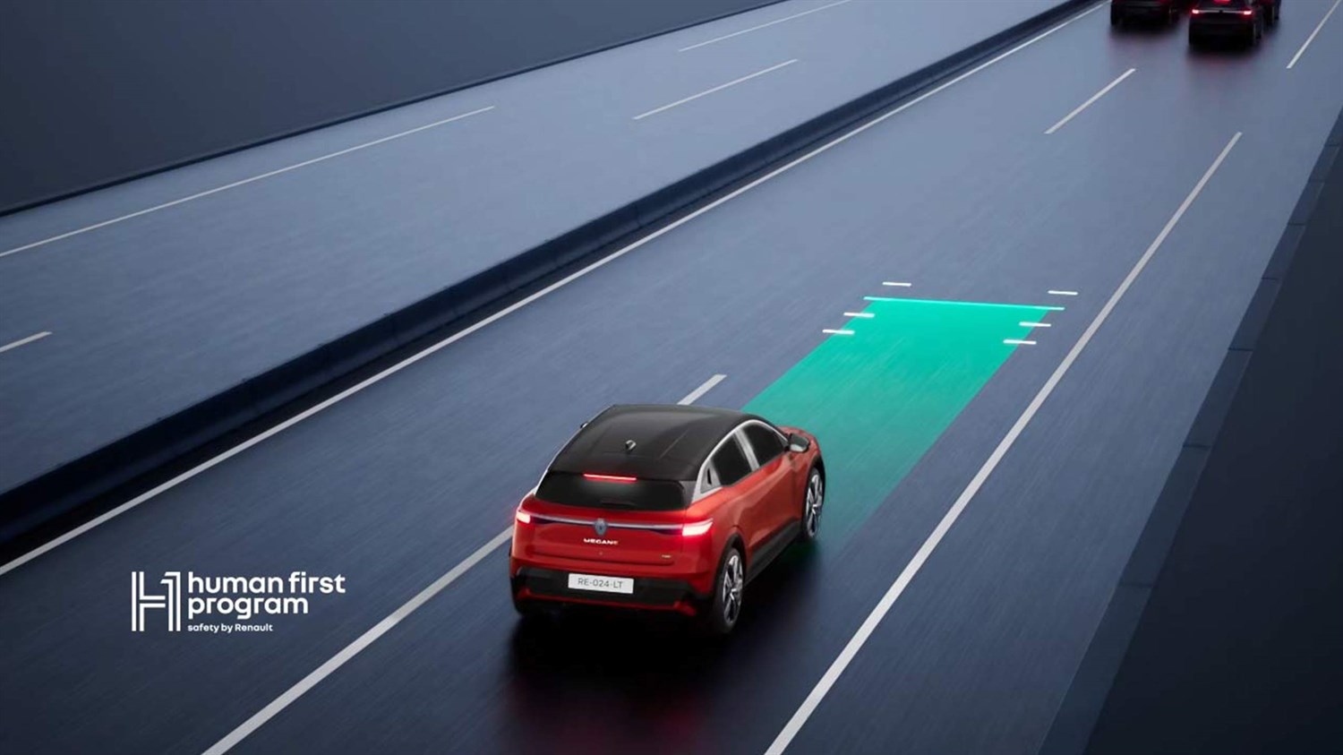 Renault Megane E-Tech v vožnji po avtocesti, posnet od zadaj, z označenim zelenim varnostnim pasom pred vozilom.