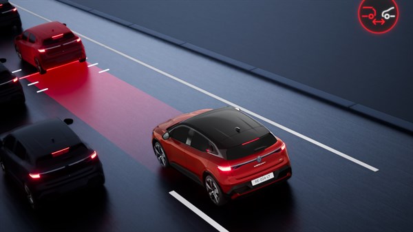 Renault Megane E-Tech vozi po avtocesti za počasnejšim vozilom, z označeno rdečo varnostno razdaljo.
