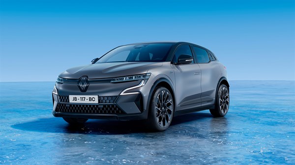 Siv Renault Megane E-Tech parkiran na ledeni površini pod modrim nebom, posnet od spredaj pod kotom.