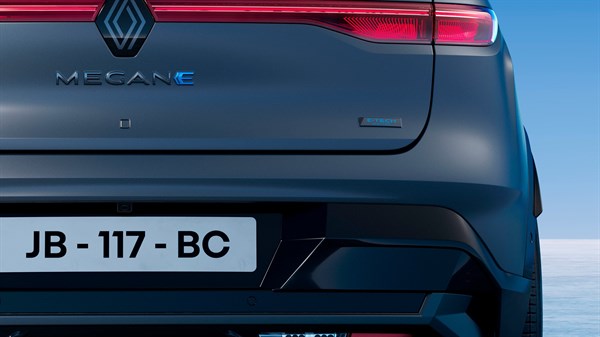 Zadnji del Renault Megane E-Tech z napisom modela, značko E-Tech in registrsko tablico JB-117-BC.