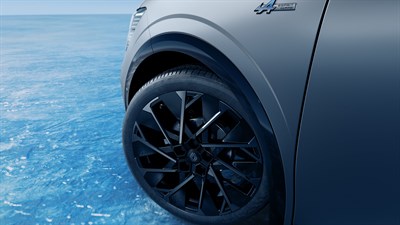 Vožnja vozila po ledeni površini in prikazan prednji del na voznikovi strani vozila Megane E-Tech electric.