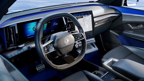 Notranjost Renault Megane E-Tech z digitalno armaturno ploščo, volanom in osrednjim zaslonom z navigacijo.