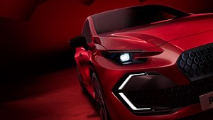 Eleganten mestni avtomobil Renault Clio v živo rdeči barvi izstopa s športnimi linijami in sodobnim videzom.