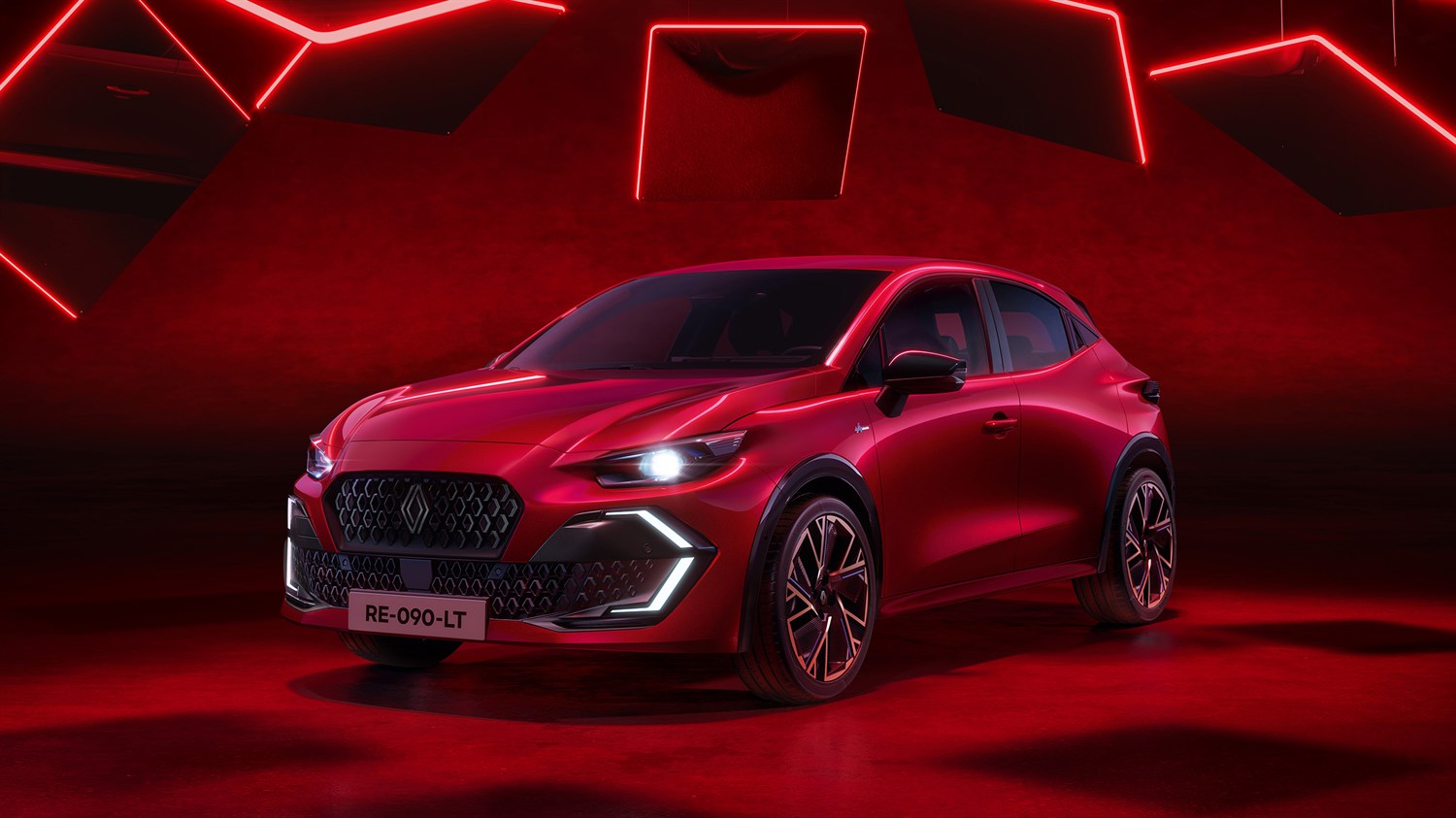 Vozilo Clio 6 v studijskem prostoru z rdečim ozadjem.