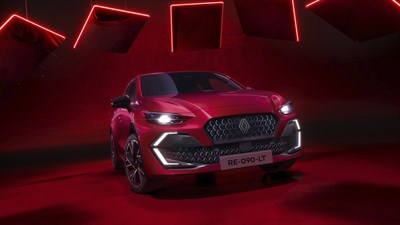 Renault Clio v rdeči barvi v osvetljenem studijskem okolju.