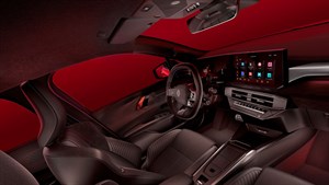 Pogled iz sovoznikove perspektive na volan vozila in digitalni zaslon.