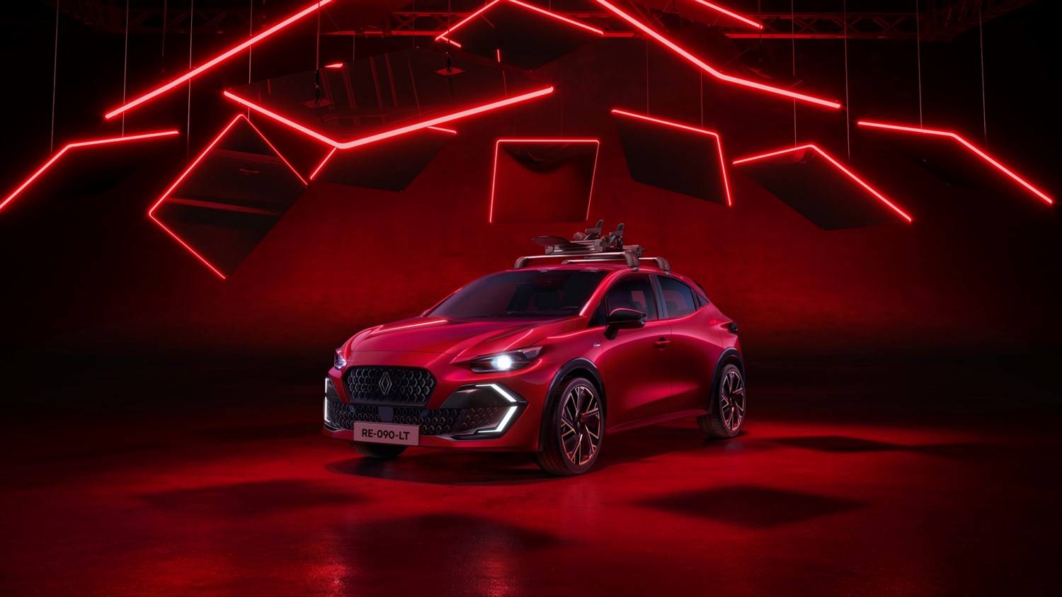 Rdeč Renault Clio v studiu z močnimi rdečimi neonskimi svetlobnimi elementi in strešnim prtljažnim nosilcem.