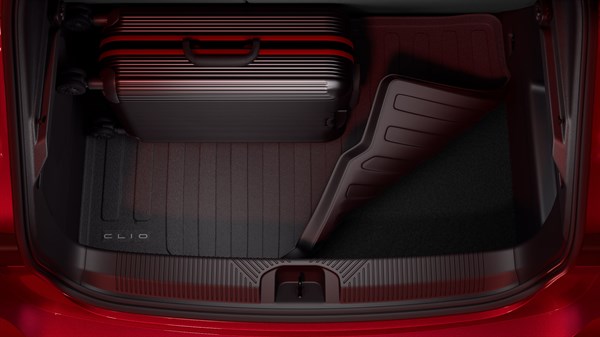 Odprt prtljažnik z vgrajenim zaščitnim koritom; v prtljažniku je kovček, del korita pa je dvignjen, da pokaže reverzibilno površino.