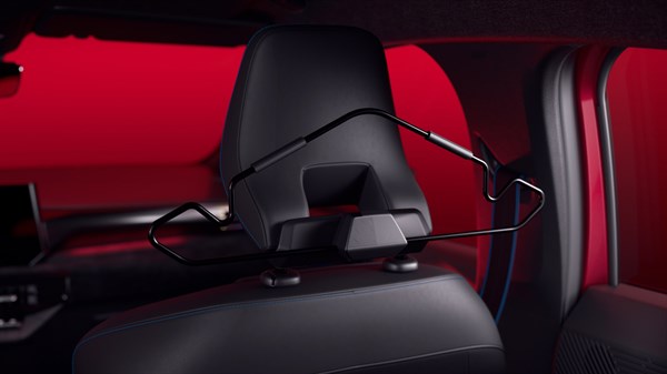 Notranjost vozila; na naslonjalu sprednjega sedeža je nameščen YouClip obešalnik za oblačila.