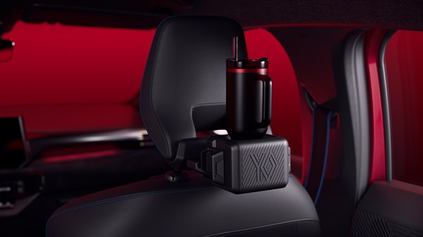 V notranjosti vozila je na vzglavniku sprednjega sedeža nameščeno YouClip 3-v-1 držalo, uporabljeno kot držalo za pijačo z nameščeno steklenico.