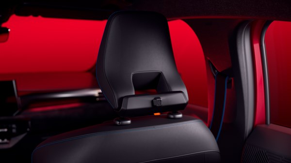 V notranjosti vozila je na vzglavniku sprednjega sedeža nameščen prazen YouClip nosilec, pripravljen za pritrditev dodatne opreme.