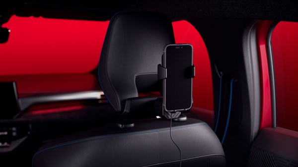 Na vzglavniku sprednjega sedeža vozila Clio je nameščeno YouClip držalo za pametni telefon, v katerem je telefon pritrjen in povezan s kablom za polnjenje.