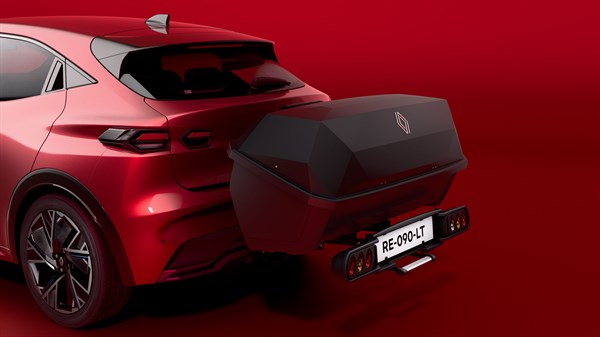 Rdeč Renault Clio je prikazan od zadaj, na vlečni kljuki pa je nameščen Renault aero cargo box™.