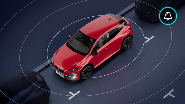 Rdeč Renault Clio je prikazan na voznem pasu od zgoraj, obdan s krožnimi grafičnimi valovi, ki ponazarjajo delovanje varnostnih in zaznavnih sistemov vozila.