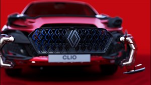 Prednja maska vozila Clio6, kjer izstopa vzorec pol diamanta in logotip Renault.