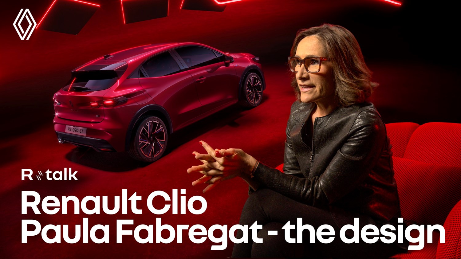 Rdeč Renault Clio v rdeče osvetljenem studiu; desno sedi ženska na rdečem sedežu, prikazan je tudi logotip Renault in naslov “Renault Clio – the design”