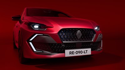 Renault Clio v rdeči barvi v osvetljenem studijskem okolju.
