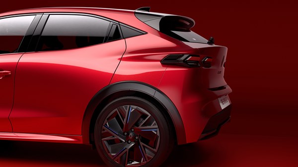 Rdeč Renault Clio, stranski profil v rdečem studiu.