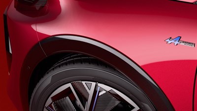 Rdeč Renault Clio, bližnji posnetek sprednjega blatnika in kolesa z značko Alpine.