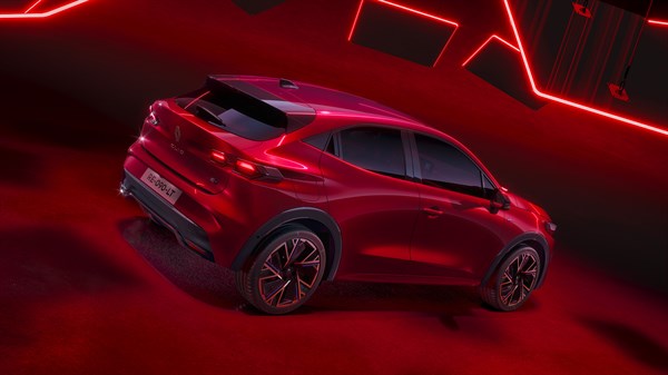 Renault Clio v rdeči barvi v osvetljenem studijskem okolju.
