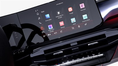 Osrednji zaslon na dotik vozila Renault Clio z ikonami aplikacij.