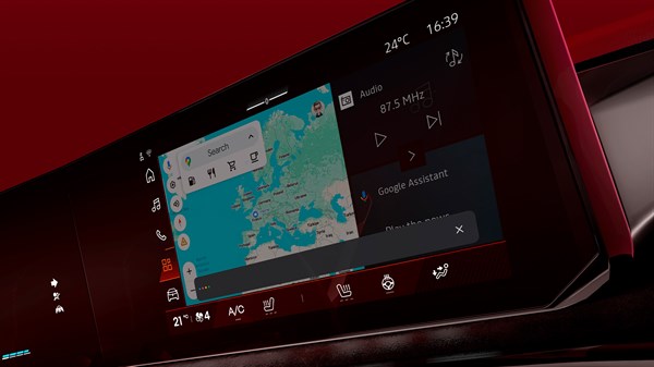 Sredinska konzola Renault Clio vključuje velik digitalni zaslon z dostopom do aplikacij, navigacije in multimedije.